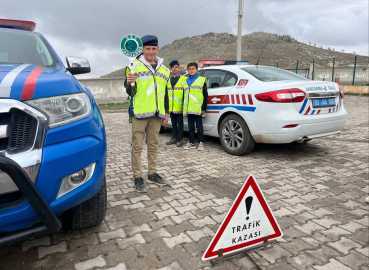 Jandarmadan öğretmen ve öğrencilere trafik eğitimi