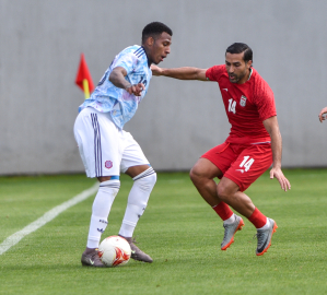 FIFA Başkanı Infantıno’nun izlediği maçta, İran Milli Takımı sahaya öldürülen çocukların fotoğraflarıyla çıktı / Ek fotoğraflar