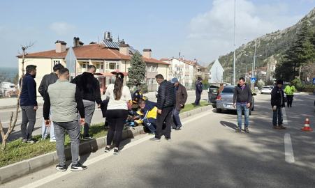 Refüje çarpan motosikletli yaralandı