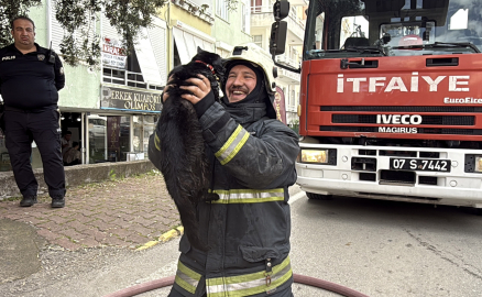 Kalp masajıyla kediyi yaşama bağlayan itfaiye erinin mutluluğu