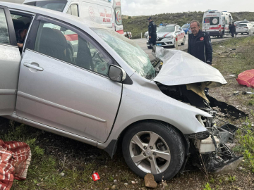 TIR ve otomobil çarpıştı: 2 yaralı