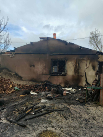 Yanan ev kullanılamaz hale geldi