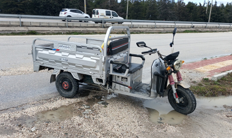 Üç tekerlekli elektrikli motosikletten düşen yolcu yaralandı
