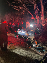 Otomobil ağaca çarptı: 2 ölü, 2 yaralı