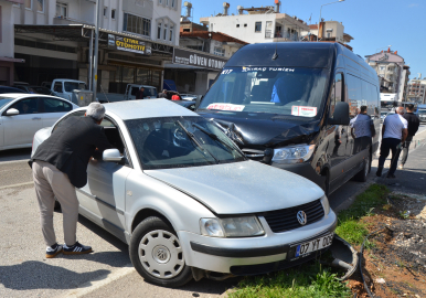 Tur minibüsüyle otomobil çarpıştı: 2 yaralı