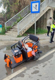 Vinçle çarpışan 3 tekerlekli motosikletin sürücüsü öldü