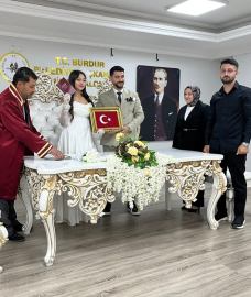 Muhtar nikahını kıydığı kızına Türk bayrağı hediye etti