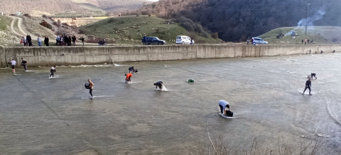 Taşan barajdan çuval ve kasayla balık yakaladılar