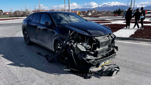 Otomobiller kavşakta çarpıştı: 1 yaralı