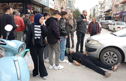 Otomobille çarpışan motosiklet sürücüsü yaralandı