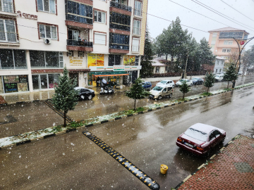 Çay'da kar etkisini gösterdi