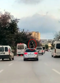 Seyir halindeki aracın üzerinde dans etti