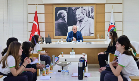 Kocagöz, öğrencilerin projelerini dinledi