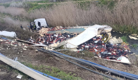 Elma yüklü çekici kanala devrildi: 1 yaralı