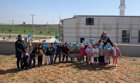 Öğrenciler fidan dikti