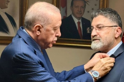 AK Parti Rozetini Erdoğan Taktı