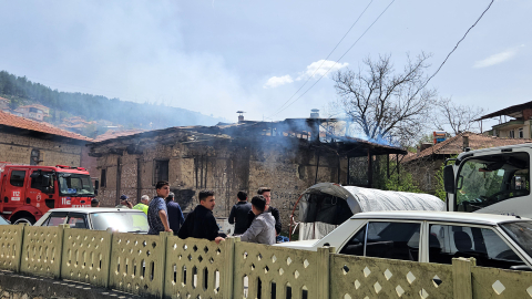 Bucak'ta boş ahşap ev yanarak küle döndü