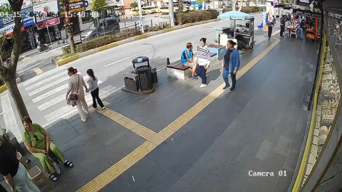 Motosiklet yaya geçidinde anne ve kızına çarptı