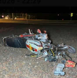 Motosikletiyle refüje çarptı