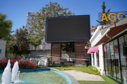 Parktaki LED ekranın ayağında erkek cesedi bulundu