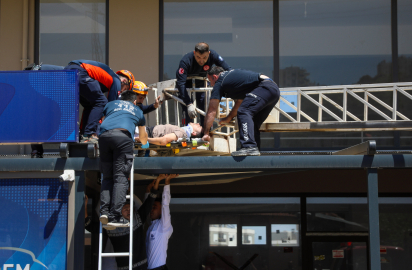 4'üncü kattan tentenin üzerine düşüp yaralandı