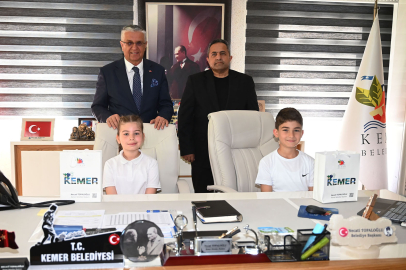 Öğrenciler başkanlık koltuğuna oturdu