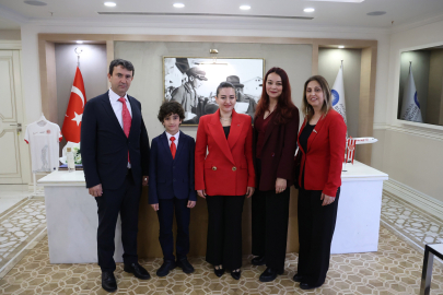 Başkan Vekili Özdemir, koltuğunu çocuk başkana devretti