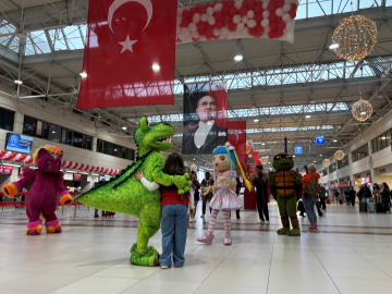 Fraport TAV Antalya Havalimanı'nda 23 Nisan'a özel renkli karşılama