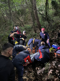 Uçurumdan düşen kazazedeyi ekipler kurtardı