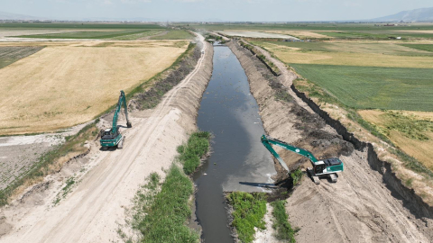 Akarçay'da su akışını kesen bent yıkıldı