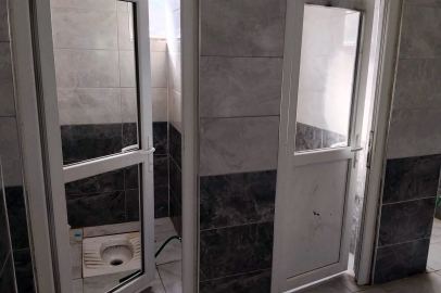 Cami tuvaleti tahrip edildi