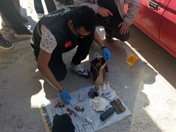 Yolda bırakılan çantadaki altınlar çalındı