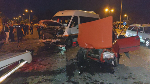 Minibüsle otomobil çarpıştı: 4 yaralı