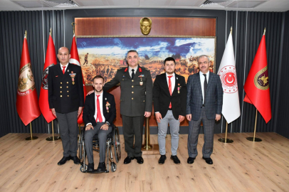 2 gaziye 'malul' rozeti