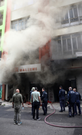 Mobilya deposunda korkutan yangın