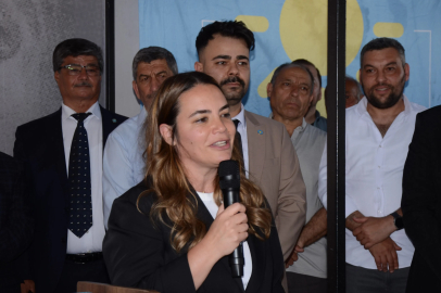 Serik'te İYİ Parti'ye katılanlara rozet 