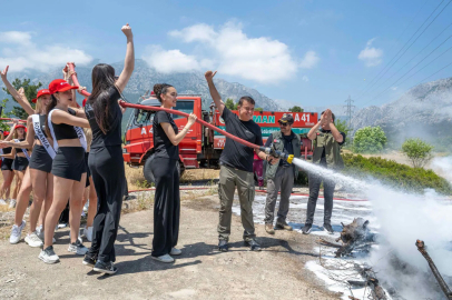 Kraliçe adaylarına yangın söndürme eğitimi