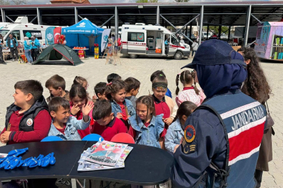 Jandarmadan çocuklara hediye