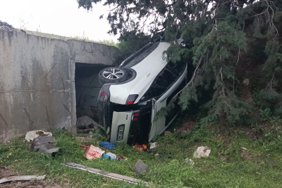 Şarampole devrilen otomobilde 4 kişi yaralandı