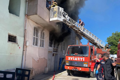 Evde çıkan yangından, pencereye uzatılan merdivenle kurtarıldılar