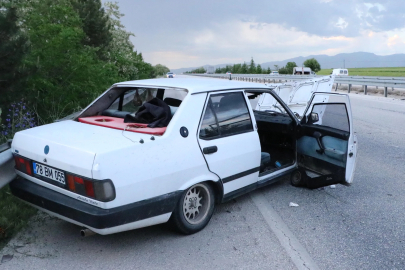 Otomobil refüje çarptı: 4 yaralı