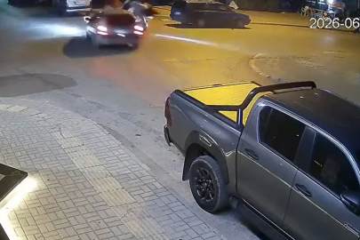 Motosikletle otomobilin çarpıştığı kaza kamerada