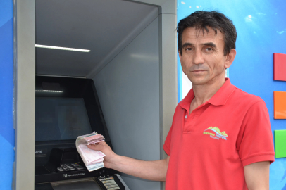 ATM haznesinde bulduğu parayı bankaya teslim etti