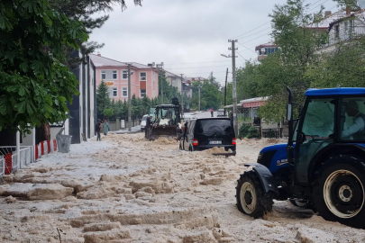 Afyon’da dolu yağışı; yollar kapandı, bahçeler zarar gördü
