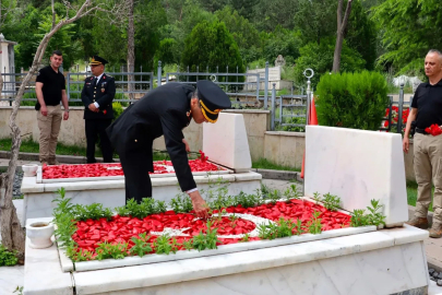 Jandarmanın kuruluş yıl dönümünde şehitliğe ziyaret