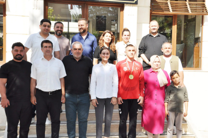 Şampiyon Emirhan Yüksel, gururlandırdı