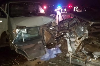 Araçlar kafa kafaya çarpıştı: 1 ölü 2 yaralı