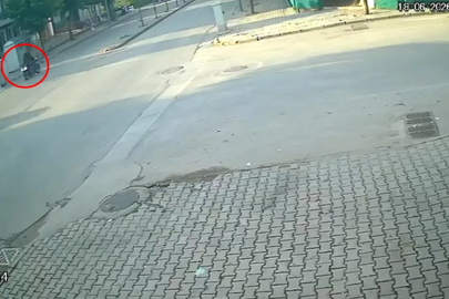 Motosikletle otomobilin çarpıştığı kaza kamerada